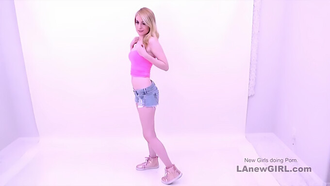 Blonde Cheerleader-Teenagerin Wird Von Einem Produzenten In High-Definition Gefickt